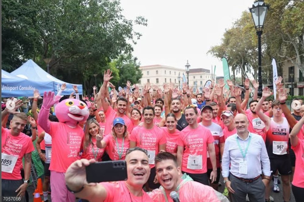 Miles de personas participan en Palma de la X edición de la carrera solidaria de la AECC a pesar de la lluvia Selfie de la salida de la Carrera Open de ocho kilómetros