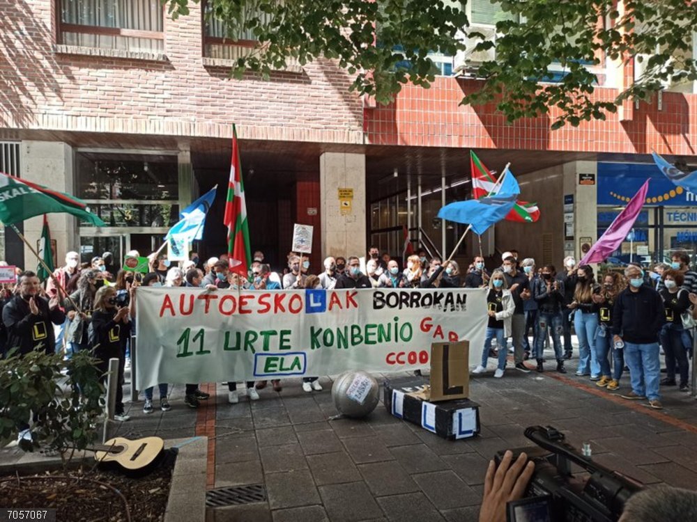 Concentración de trabajadores de autoescuelas de Bizkaia ante APAVI Concentración de trabajadores de autoescuelas de Bizkaia ante APAVI
