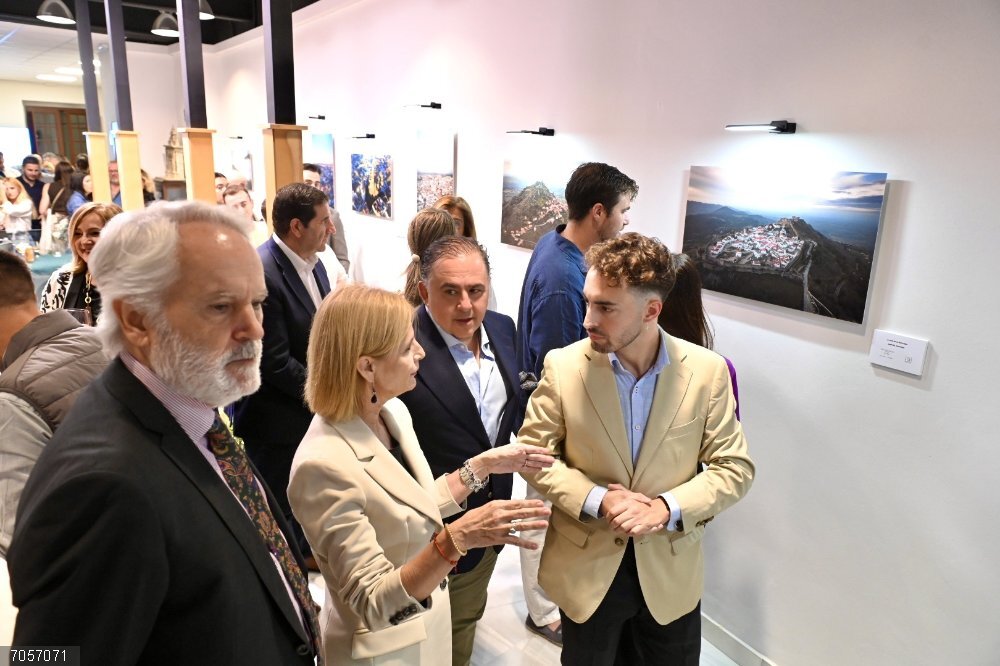 Cádiz.-JerezAlDía.-La alcaldesa visita la exposición 'Paisajes Suspendidos' de Duarte Pardo en el Casino Jerezano La alcaldesa de Jerez, María José García-Pelayo, en la exposición 'Paisajes Suspendidos' de Duarte Pardo.