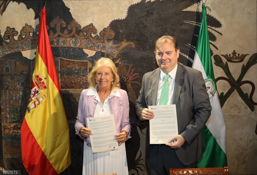 Málaga.-El Ayuntamiento firma un convenio con los administradores de fincas para mejorar la atención ciudadana La alcadesa Ángeles Muñoz y el presidente del Colegio de Administradores de Fincas de Málaga y Melilla, Manuel Jiménez.