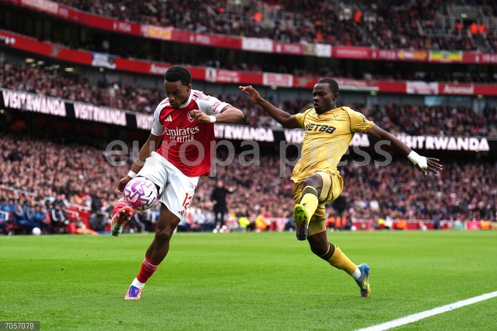 England Premier League - Arsenal vs Crystal Palace 26 October 2025, United Kingdom, London: Arsenal's Jurrien Timber (L) and Crystal Palace's Tyrick Mitchell battle for the ball during the English Premier League soccer match between Arsenal and Crystal Palace at Emirates Stadium. Photo: John Walton/PA Wire/dpa