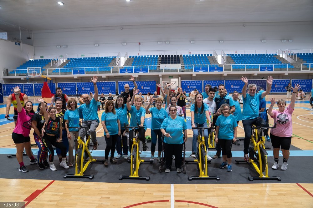 Almería.-Almería arropa el reto solidario 'El último baile' en apoyo a la fibromialgia y fatiga crónica Foto de familia de los participantes del reto deportivo ‘El Último Baile’ celebrado en el Pabellón Moisés Ruiz de Almería.