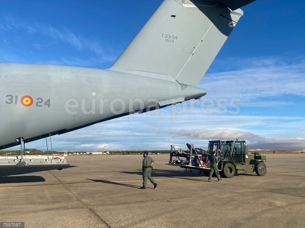 Efectivos del Ejército del Aire preparan uno de los aviones medicalizados que viaja hacia Jordania antes del despegue en Torrejón de Ardoz (Madrid). Efectivos del Ejército del Aire preparan uno de los aviones medicalizados que viaja hacia Jordania antes del despegue en Torrejón de Ardoz (Madrid).