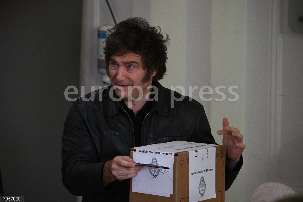 Elecciones legislativas en Argentina El presidente de Argentina, Javier Milei, vota en las elecciones legislativas, en la Universidad Tecnológica Nacional, sede Medrano, CABA, a 26 de octubre de 2025, en Buenos Aires (Argentina). En estos comicios de medio término los argentinos renuevan 127 de los 257 escaños de la Cámara de Diputados y 24 de los 72 escaños del Senado. Las encuestas apuntan a un resultado muy igualado entre las dos principales coaliciones, La Libertad Avanza, de Milei, y la peronista Fuerza Patria, que agrupa al kirchnerismo.