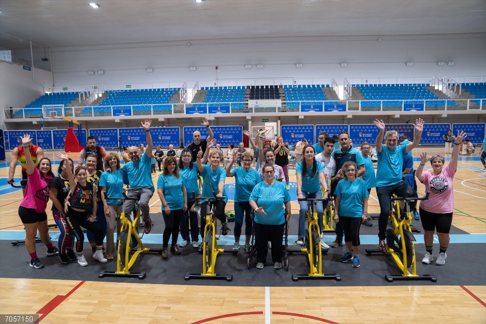 Almería.-Diputación.- Doce horas de pedaleo por el reto 'El Último Baile' en favor a los afectados por la fibromialgia 'El Último Baile', celebrado en el Pabellón Moisés Ruiz (Almería).
