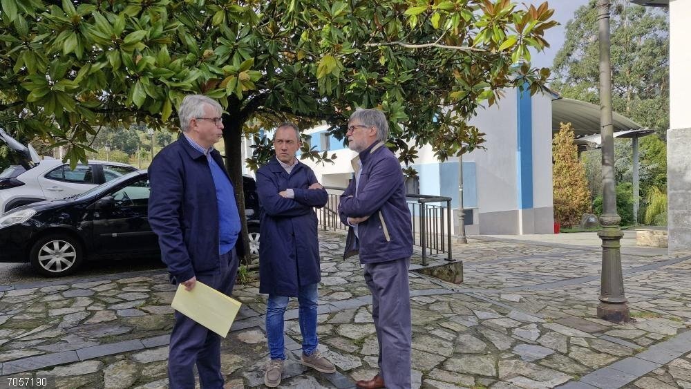 Nueve ayuntamientos asturianos recibirán ayudas del Principado para redactar sus planes urbanísticos El director general de Ordenación, Ignacio Ruíz Latierro, el consejero de Ordenación, Ovidio Zapico, y el alcalde de Illas, Alberto Tirador.