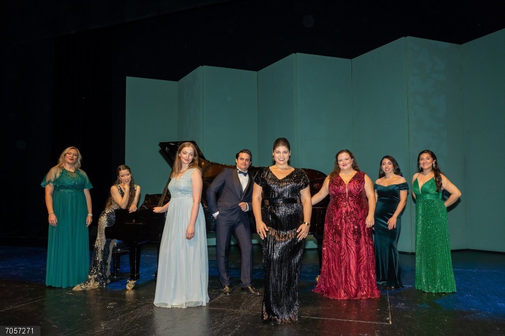 Sevilla.-La soprano lusa Rita Marques, ganadora de la XXI edición del Certamen de Nuevas Voces Ciudad de Sevilla Ocho finalistas del Certamen de Nuevas Voces Ciudad de Sevilla.