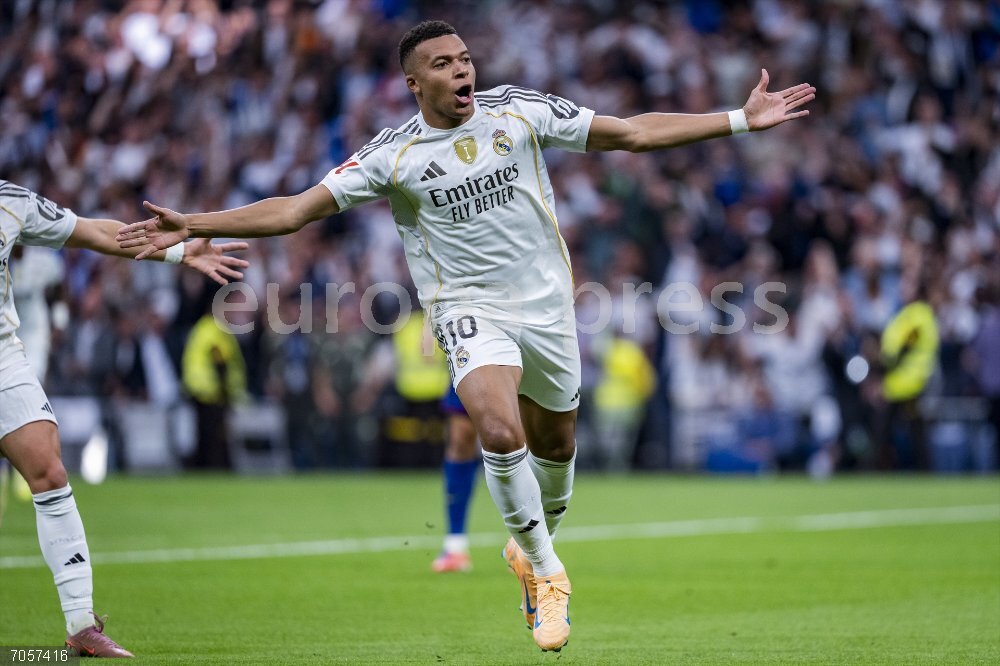 Spain Primera Division - Real Madrid vs Barcelona 26 October 2025, Spain, Madrid: Real Madrid's Kylian Mbappe celebrates scoring his side's first goal during the Spanish Primera Division soccer match between Real Madrid CF and FC Barcelona at Estadio Santiago Bernabeu. Photo: Alberto Gardin/ZUMA Press Wire/dpa