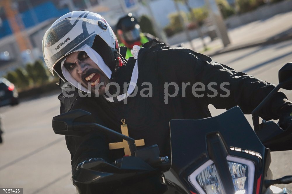Ruta motera de Halloween (Vigo) Ruta motera de Halloween en Vigo, a 26 de octubre de 2025, en Vigo, Pontevedra, Galicia (España). El Motohallowen, organizado por el Motoclub Ruta, invita a moteros de toda Galicia a disfrazarse y recorrer una ruta circular que parte y finaliza en la playa de Samil.
