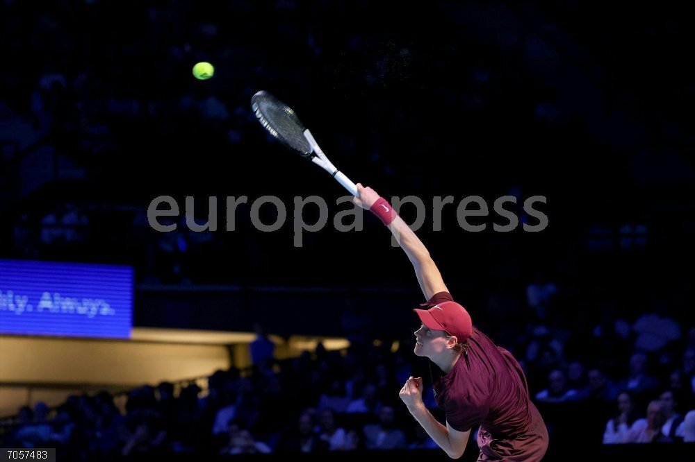 Vienna Open tennis tournament 26 October 2025, Austria, Vienna: Italian tennis player Jannik Sinner in action against Germany's Alexander Zverev during their men's singles final match of the Vienna Open tennis tournament at the Wiener Stadthalle. Photo: Tobias Steinmaurer/APA/dpa