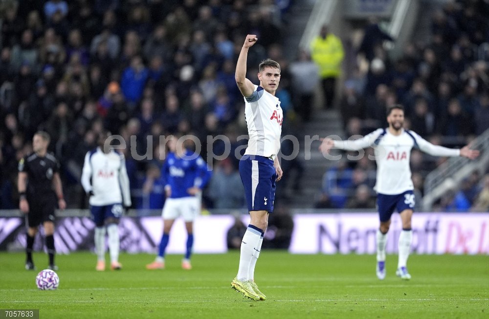 England Premier League - Everton vs Tottenham Hotspur 26 October 2025, United Kingdom, Liverpool: Tottenham Hotspur's Micky van de Ven celebrates scoring his side's first goal during the English Premier League soccer match between Everton and Tottenham Hotspur at Hill Dickinson Stadium. Photo: Peter Byrne/PA Wire/dpa