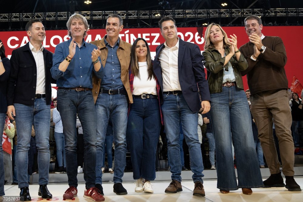 El líder del PSdeG apoya en León al candidato socialista a presidir la Junta, Carlos Martínez El líder del PSdeG, José Ramón Gómez Besteiro, junto al presidente del Gobierno, Pedro Sánchez, y el candidato socialista a la Junta, Carlos Martínez, a 26 de octubre de 2025.