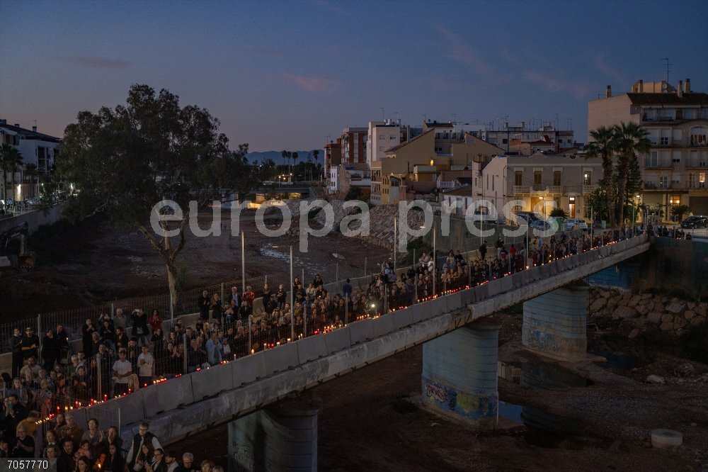 Paiporta forma una cadena humana en la Rambla del Poyo para homenajear a las víctimas de la dana Decenas de personas hacen una cadena humana para homenajear a las víctimas de la dana, en la Rambla del Poyo, a 26 de octubre de 2025, en Paiporta, Valencia, Comunidad Valenciana (España). La Plataforma del Voluntariat de la Comunitat Valenciana, junto a entidades locales como Riada de Recursos Solidarios, organizan un homenaje  que consiste en una cadena humana a ambos lados de la Rambla del Poyo para recordar a las víctimas de la dana.