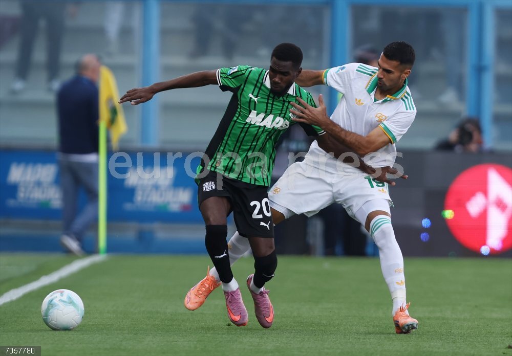 Italy Serie A - US Sassuolo vs AS Roma 26 October 2025, Italy, Reggio Emilia: Sassuolo's Alieu Fadera (L) and Roma's Zeki Celik battle for the ball during the Italian Serie A soccer match between US Sassuolo and AS Roma at the Mapei Stadium. Photo: Gianni Santandrea/LaPresse via ZUMA Press/dpa