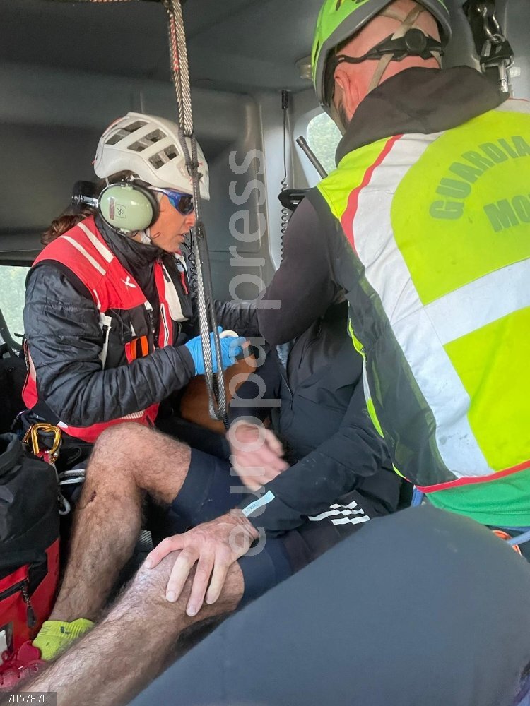 Ciclista rescatado por el GREIM de Boltaña, la Unidad Aérea de Huesca y el médico del 061 en la sierra de las Mentiras, en Broto (Huesca). Ciclista rescatado por el GREIM de Boltaña, la Unidad Aérea de Huesca y el médico del 061 en la sierra de las Mentiras, en Broto (Huesca).