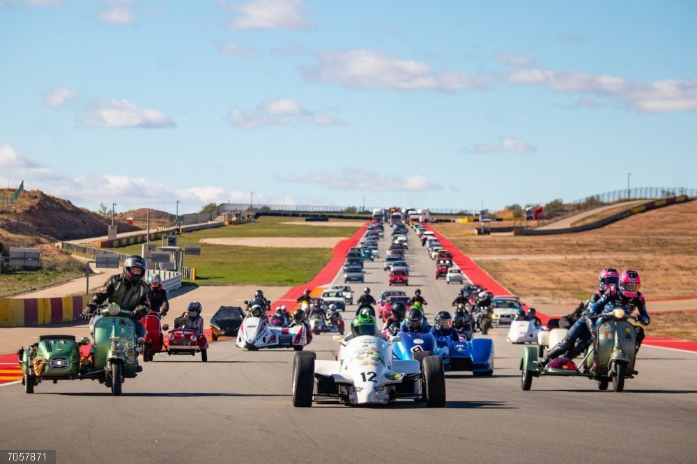 Imagen de la Classic Parade a final de recta de MotorLand Aragón. Imagen de la Classic Parade a final de recta de MotorLand Aragón.