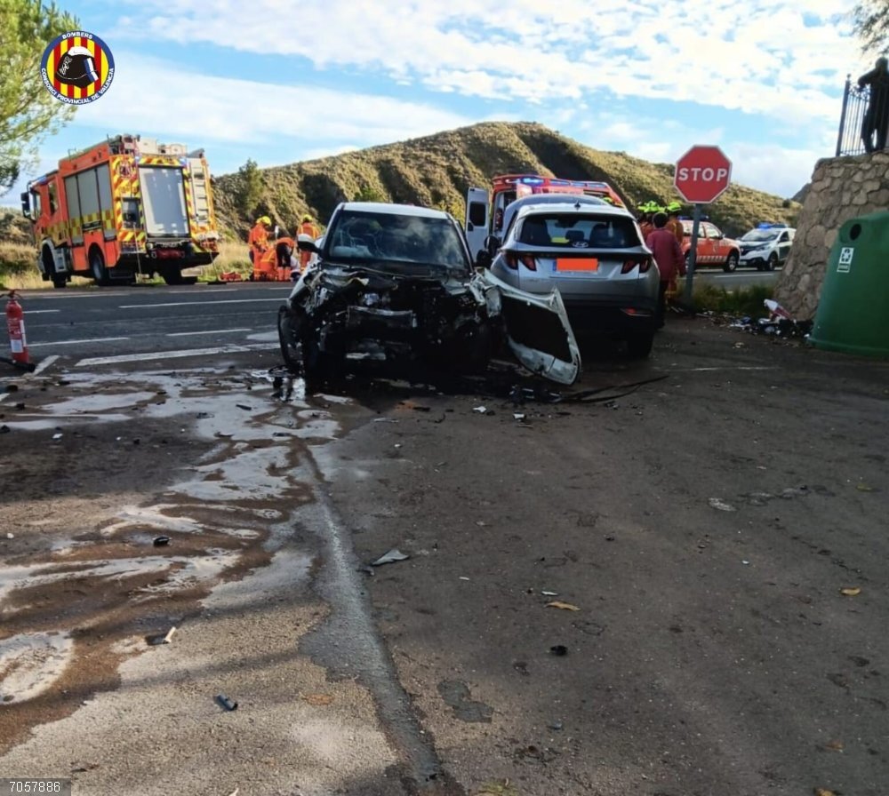 Valencia.- Sucesos.- Bomberos actúan en un accidente con tres vehículos implicados en la N-330 en Jalance Bomberos actúan en un accidente con tres vehículos implicados en la N-330 en Jalance