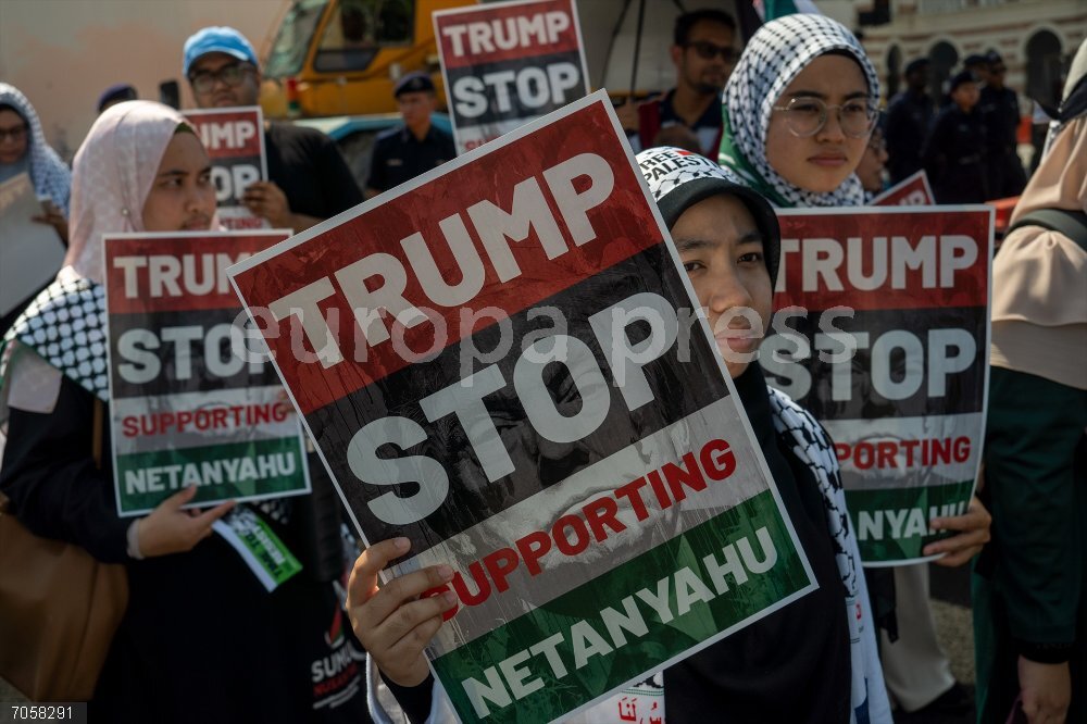 Protest against Trump's visit for the Association of Southeast Asian Nations (ASEAN) October 26, 2025, Kuala Lumpur, Malaysia: Protesters hold placards during a protest against US President Donald Trump's visit for the Association of Southeast Asian Nations (ASEAN) 47th ASEAN Summit in Kuala Lumpur.,Image: 1048235693, License: Rights-managed, Restrictions: , Model Release: no, Credit line: Asyraf Rasid / Zuma Press / ContactoPhoto
Editorial licence valid only for Spain and 3 MONTHS from the date of the image, then delete it from your archive. For non-editorial and non-licensed use, please contact EUROPA PRESS.