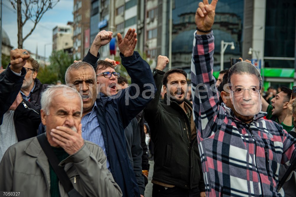 Supporters Ekrem Imamoglu, who is currently detained, gather in front of Caglayan Courthouse in Istanbul October 26, 2025, Istanbul, Istanbul, Turkey: Supporters of Istanbul Metropolitan Municipality Mayor and presidential candidate Ekrem Imamoglu, who is currently detained, gather in front of Caglayan Courthouse in Istanbul after a new espionage investigation was launched against him. Police blocked access roads to the courthouse and took extensive security measures as large crowds demonstrated in solidarity with Imamoglu.,Image: 1048397837, License: Rights-managed, Restrictions: , Model Release: no, Credit line: Abdullah Tepeli / Zuma Press / ContactoPhoto
Editorial licence valid only for Spain and 3 MONTHS from the date of the image, then delete it from your archive. For non-editorial and non-licensed use, please contact EUROPA PRESS.