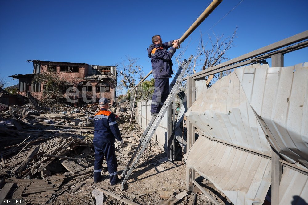 Ukrainian military strike on Yasinovataya, north of Donetsk RUSSIA, DONETSK PEOPLE'S REPUBLIC - OCTOBER 26, 2025: Utility workers repair damage from a Ukrainian military strike on Yasinovataya, north of Donetsk. According to the Ukrainian War Crimes Records Department of the DPR Head and Government Office, the city was hit by Ukraine's multiple-launch rocket systems at 3:05am, early reports indicating casualties,Image: 1048263748, License: Rights-managed, Restrictions: * Switzerland And Russia Rights Out *, Model Release: no, Credit line: Dmitry Yagodkin / Zuma Press / ContactoPhoto
Editorial licence valid only for Spain and 3 MONTHS from the date of the image, then delete it from your archive. For non-editorial and non-licensed use, please contact EUROPA PRESS.