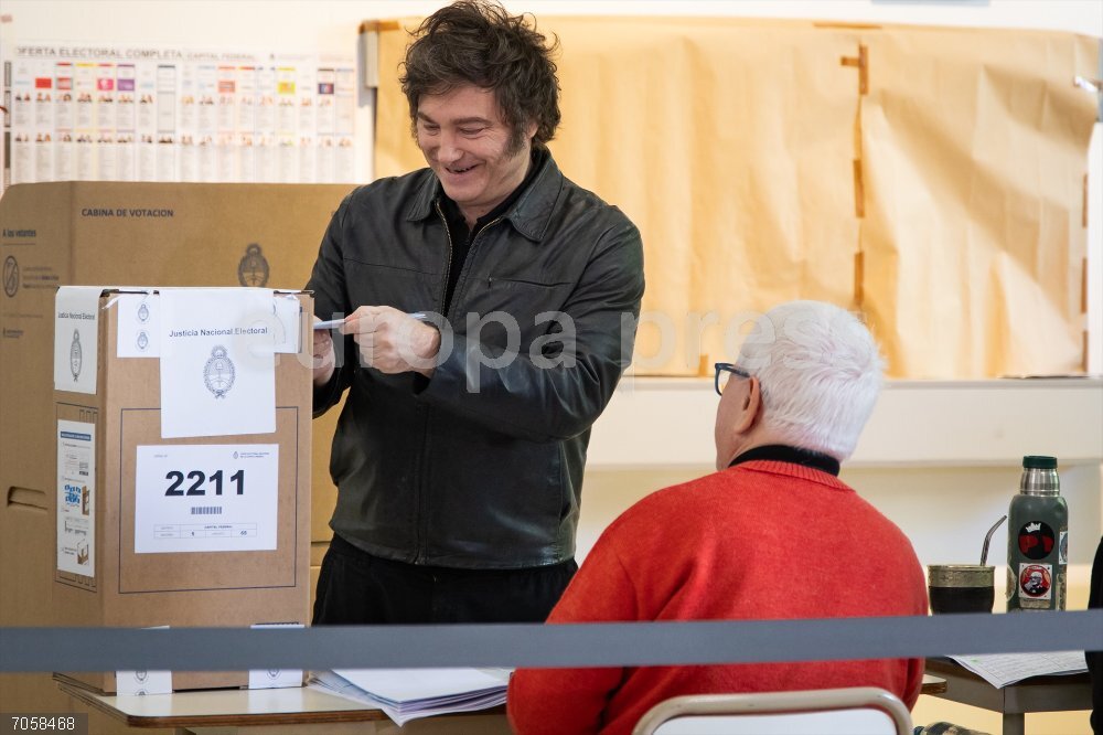 Argentina.- El partido de Milei gana las legislativas en Argentina y amplía su representación en ambas cámaras October 26, 2025, Buenos Aires, Buenos Aires, Argentina: President Javier Milei casts his vote at the Argentine Technological University during Argentinaâ€s midterm elections, in which deputies and senators who will form part of the National Congress are being elected.