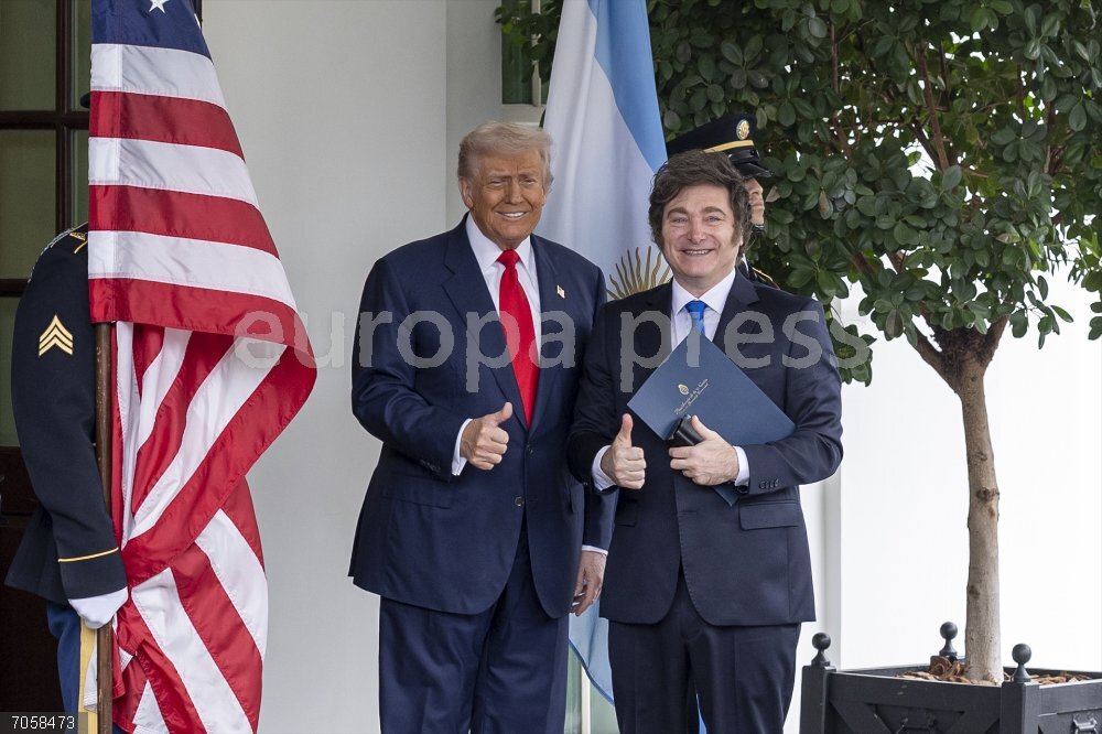 Argentina.- Trump felicita a Milei y celebra que Argentina haya "justificado" la confianza de EEUU en él October 14, 2025, Washington, District Of Columbia, United States: S. President Donald Trump greets Argentine President Javier Milei as he arrives at the West Wing of the White House for a working lunch on October 14, 2025, in Washington D.C. The visit follows the announcement of a 0 billion currency swap agreement between the U.S. Treasury and Argentina, aimed at supporting the Argentine economy.