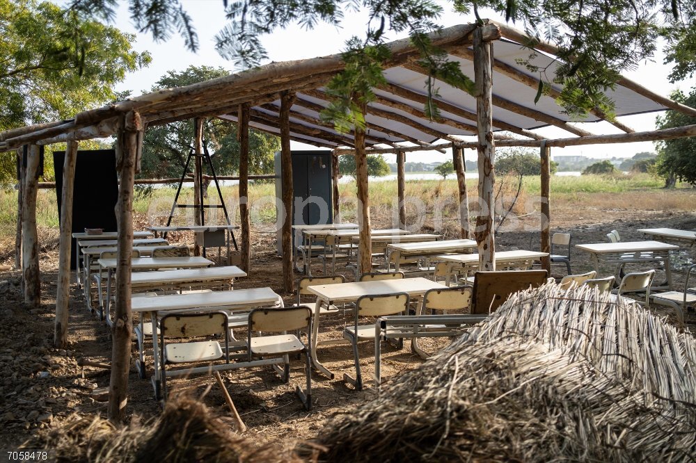 Malí.- Malí suspende las clases 2 semanas por falta de combustible ante el bloqueo de la filial de Al Qaeda en el Sahel November 3, 2024, Bamako, Bamako District, Mali: In full decline of the Niger River in Bamako, dozens of people gathered this Sunday, November 3, 2024 on Dialagoun Island to clean, tidy, repair, arrange the different classes of the school in order to prepare and make possible the start of the school year 2024 - 2025 of more than 300 Bozo schoolchildren from the different neighborhoods bordering the river, scheduled for Monday, November 4, 2024 throughout Mali.  The school was not spared from rising waters and flooding following heavy rainfall in August and September.  Following the state of natural disaster decreed by the authorities, the start of the school year was postponed until Monday, November 4. The number of schools destroyed or flooded was then estimated at more than 400 across the country.