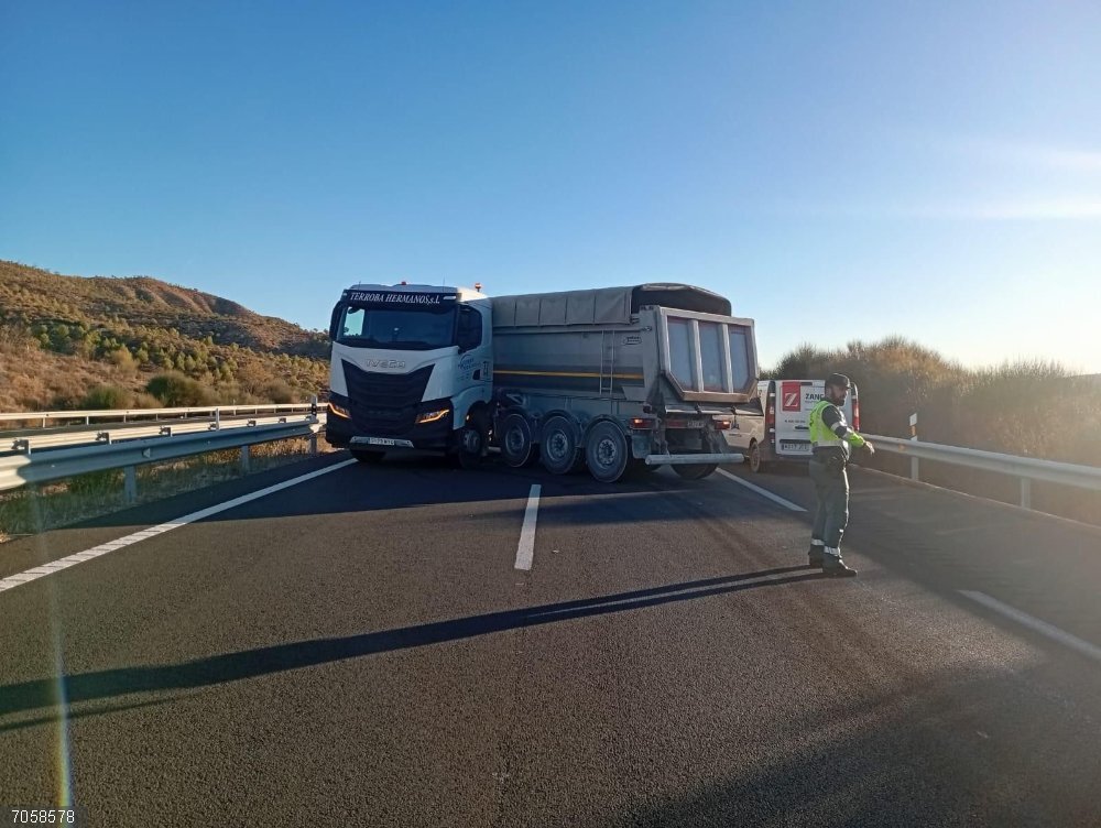 Camión articulado al que se le ha roto la transmisión en la AP-68 en Ausejo Camión articulado al que se le ha roto la transmisión en la AP-68 en Ausejo