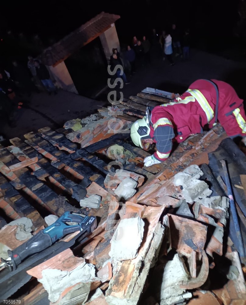 Sin heridos en el incendio de un inmueble en Peñarrubia Efectivos del 112 en el tejado del inmueble de Linares, en Peñarrubia, donde se produjo el incendio