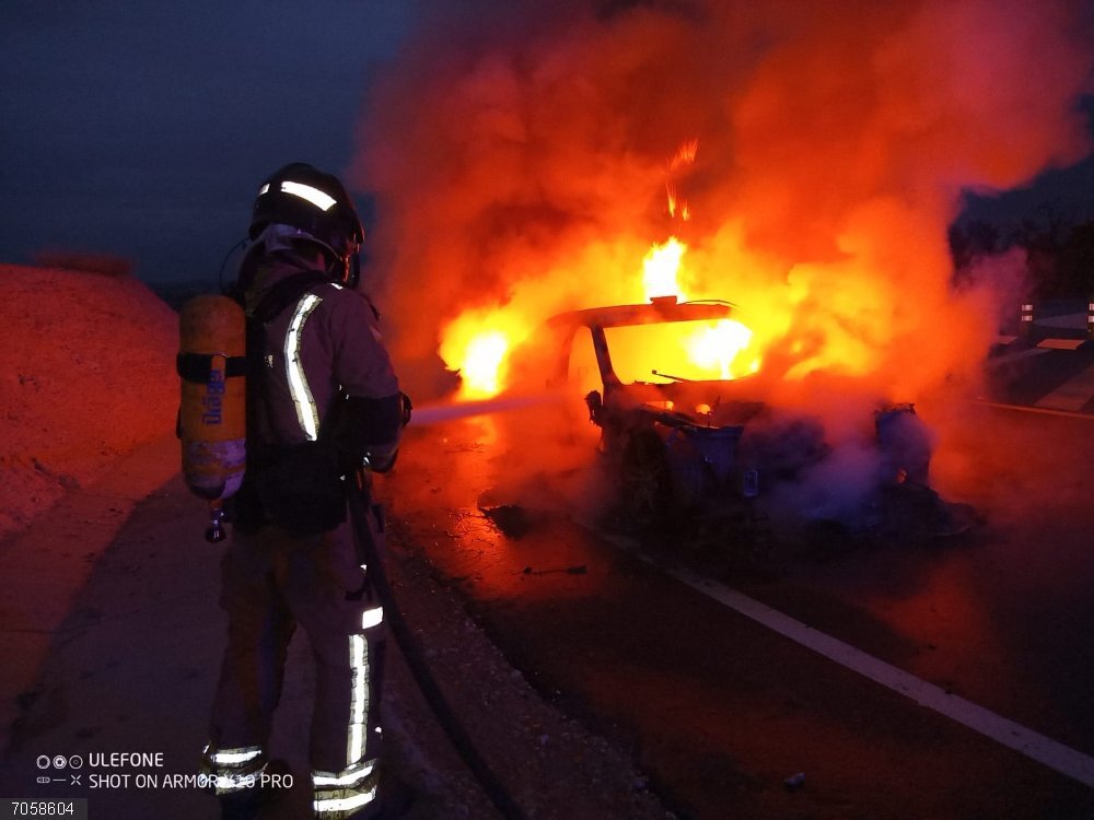 Sucesos.- Bomberos sofocan el incendio de un vehículo en Alguazas Sucesos.- Bomberos sofocan el incendio de un vehículo en Alguazas