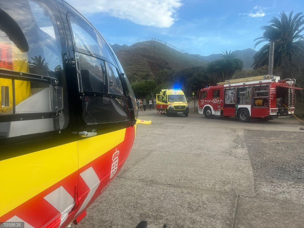 Sucesos.- Un hombre en estado crítico al volcar con su turismo y sufrir una parada cardiorrespiratoria en Tenerife Ambulancia y helicóptero del SUC, junto a bomberos de Tenerife, durante la intervención del accidente
