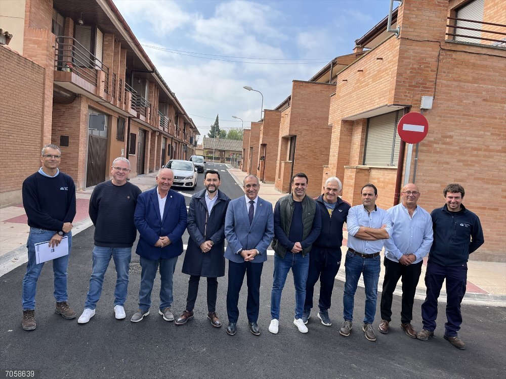 Concluye la renovación de redes y pavimentación y la reforma de las piscinas en Ablitas El consejero Chivite, con el resto de participantes en la visita a Ablitas