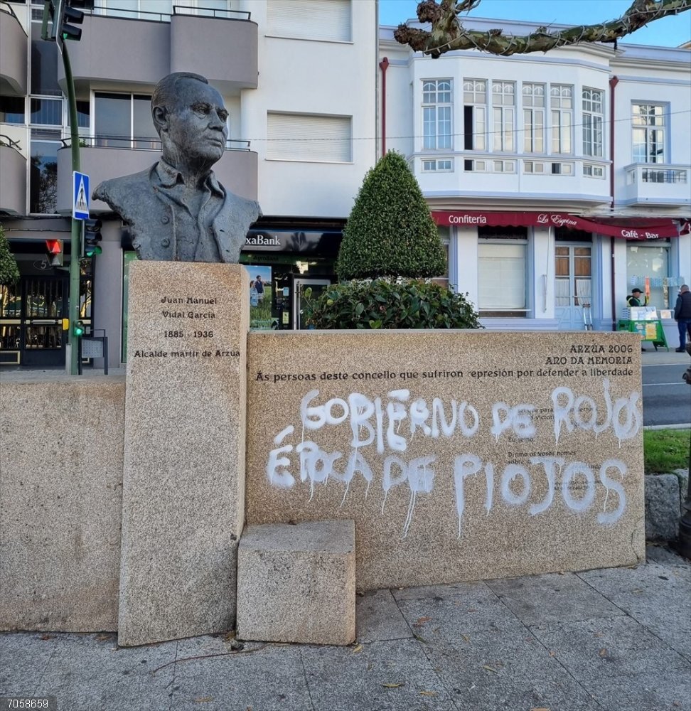 El gobierno local de Arzúa (A Coruña) condena el acto vandálico contra la escultura de Juan Vidal, alcalde fusilado El gobierno local de Arzúa (A Coruña) condena el acto vandálico contra la escultura de Juan Vidal, alcalde fusilado por el Franquismo