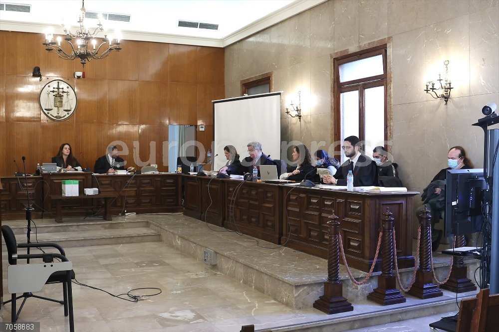 Continúa el juicio a la madre y el tío del bebé que murió al ser arrojado a un contenedor en Mallorca Los acusados de asesinato de un bebé al arrojarlo a un contenedor durante el juicio en la Audiencia Provincial de Palma, a 27 de octubre de 2025, en Palma de Mallorca, Baleares (España). Un jurado popular será el encargado de juzgar a la madre y al tío del bebé que murió arrojado a un contenedor en la localidad mallorquina de Porto Cristo.