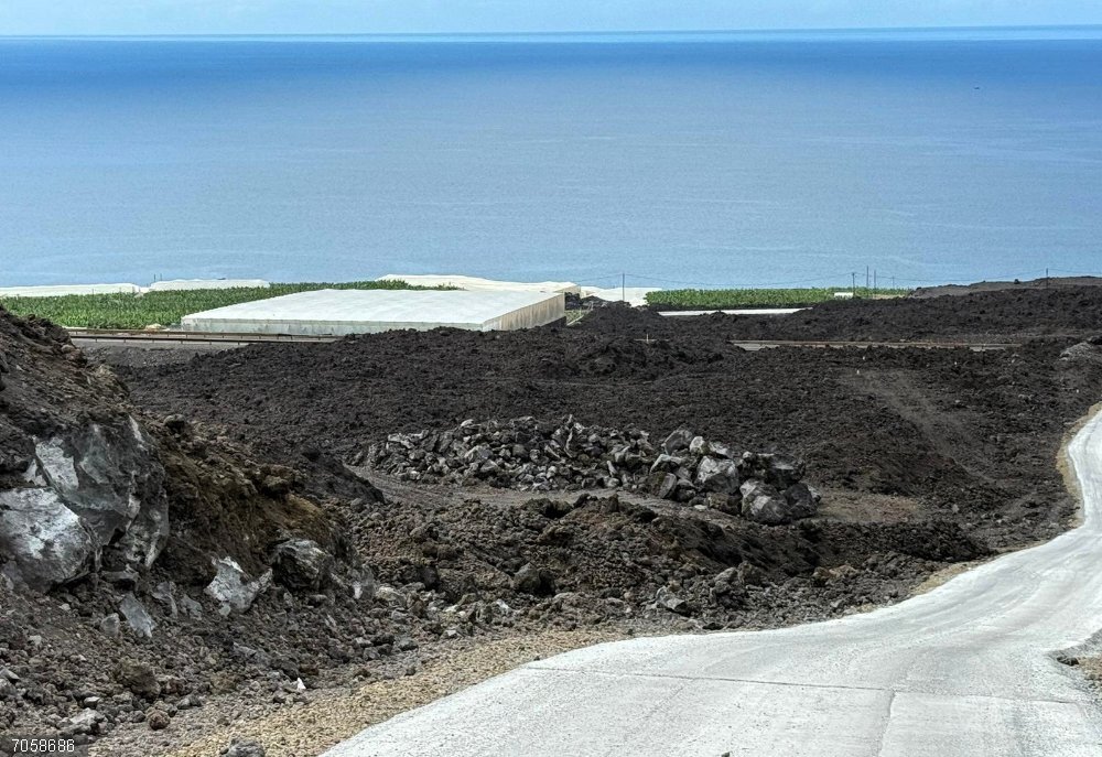 Agricultores de La Palma ven con "esperanza" que el Gobierno desbloquee los 100 millones para acelerar la reconstrucción Fincas agrícolas sepultadas por la lava del Tajogaite en La Palma