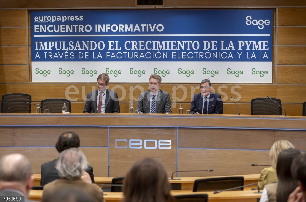 Encuentro informativo de Europa Press y Sage sobre crecimiento empresarial El director del Departamento de Digitalización de la CEOE, César Maurín Castro, el Director General de Política Económica del Ministerio de Economía, Javier Muñoz Moldes y el presidente de AMETIC, Francisco Hortigüela Martos, durante el Encuentro Informativo ‘Unlocking growth. Frictionless trade for smes powered by e-invoicing and AI’, organizado por Europa Press y Sage, en la sede de la CEOE, a 27 de octubre de 2025, en Madrid (España).