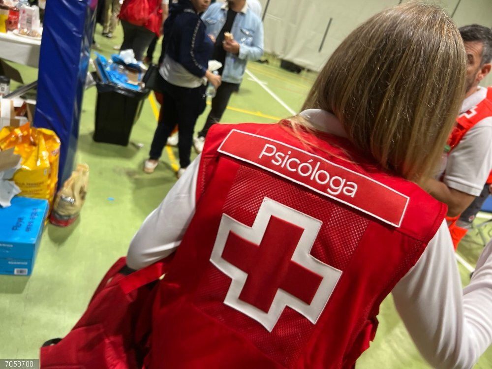 Cómo afrontar el aniversario de la dana: autorreflexión y centrarse en los avances y aprendizajes conseguidos La psicóloga de Cruz Roja de la sede de Chiva, Susana Silva, en una de sus atenciones