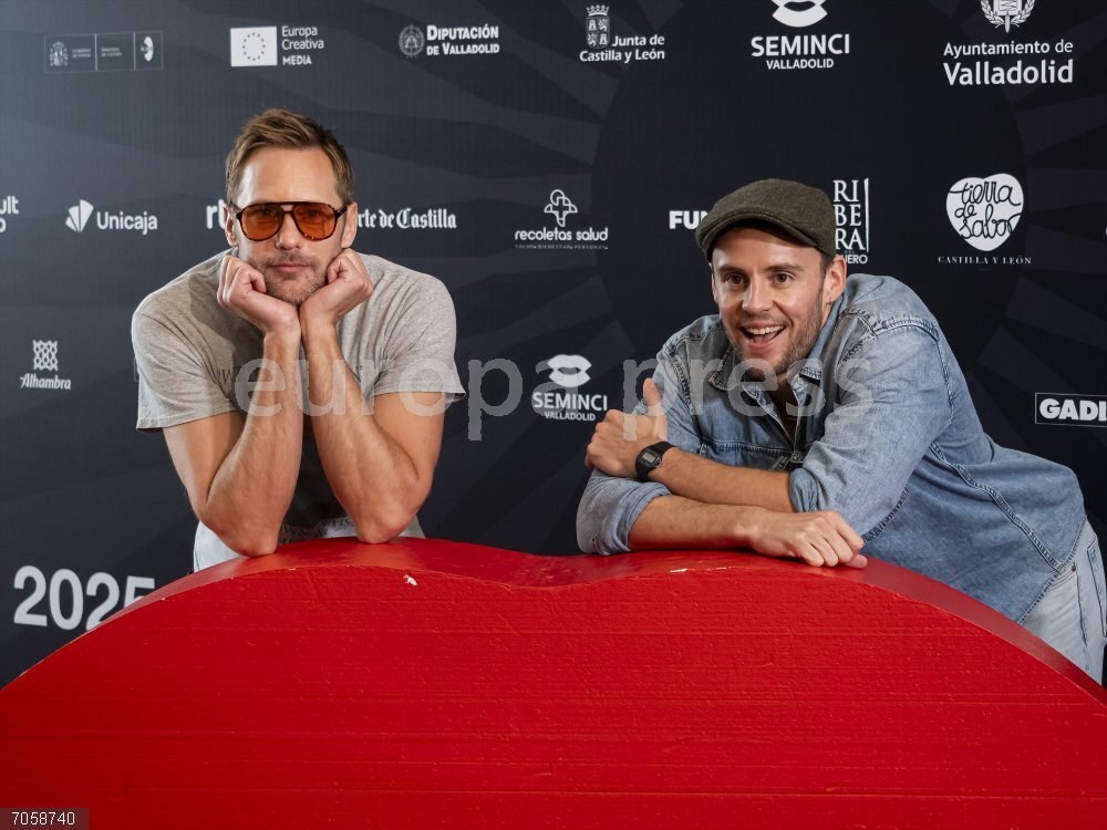 Presentación de la película ‘Pillion’ en la Seminci 2025 El cineasta Harry Lighton (d) y el actor Alexander Skarsgard (i) durante la presentación de la película ‘Pillion’ en la Seminci 2025, en el Teatro Calderón, a 27 de octubre de 2025, en Valladolid, Castilla y León (España). Este filme, dirigido por Harry Lighton, narra la relación entre Colin, un hombre introvertido, y Ray, el carismático líder de una banda de moteros. La película explora las relaciones de poder en el mundo queer con las prácticas BDSM de fondo.