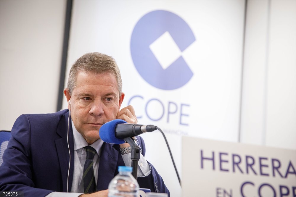 Page cree que no puede haber un adelanto electoral "por orden de Puigdmont" aunque ve "difícil" agotar legislatura El presidente de Castilla-La Mancha, Emiliano García-Page, durante la entrevista que ha concedido hoy a la Cadena COPE, en Toledo.