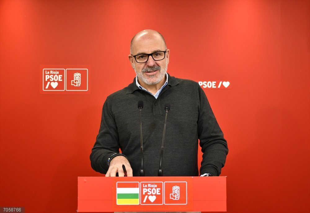PSOE exige al Gobierno regional que remita ya al ministerio todos los datos de los programas de cribado de cáncer El diputado regional del PSOE, Miguel González de Legarra, en comparecencia de prensa