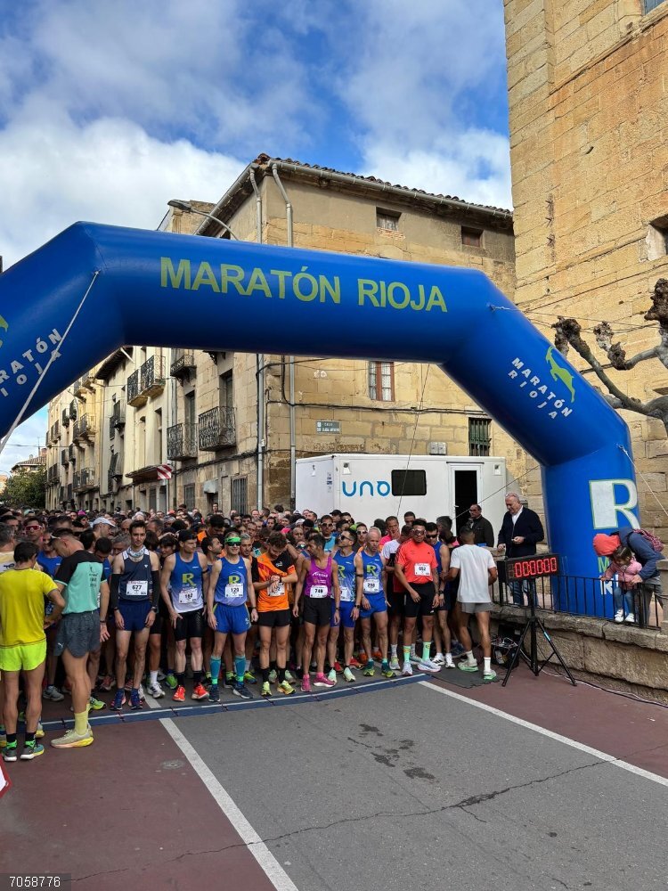 David Martínez y Esther Rodríguez ganan la 18 Carrera Entre Viñedos, que reunió en Cenicero a más de 1000 corredores Salida de la 18 Carrera Entre Viñedos