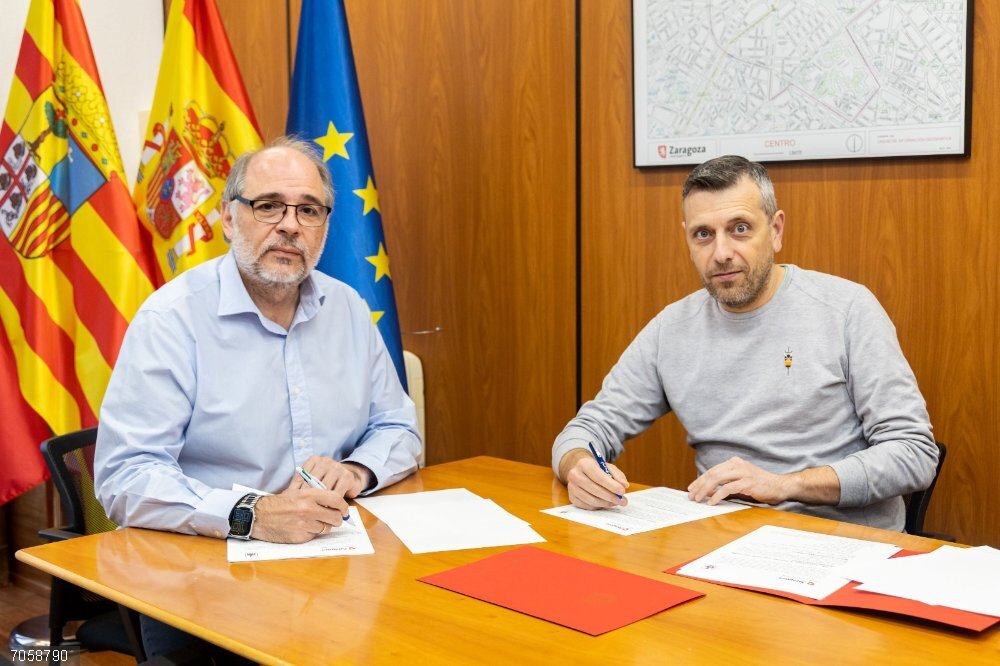 El consejero municipal de Participación Ciudadana y Régimen Interior, Alfonso Mendoza, y el presidente de la FABZ, Arturo Sancho, firman el convenio de colaboración El consejero municipal de Participación Ciudadana y Régimen Interior, Alfonso Mendoza, y el presidente de la FABZ, Arturo Sancho, firman el convenio de colaboración