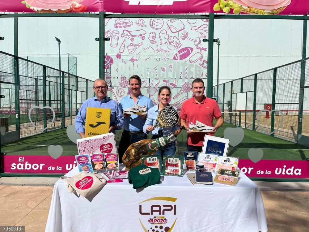 ElPozo da nombre oficial a la Liga LAPI Road to Hexagon para la temporada 2025-2026 De izquierda a derecha: José Ángel Cerón, director de Comunicación de El Pozo Alimentación; Borja Alcalde, director de Padel&Padel; Beatriz García, brand manager de ElPozo Bienstar; y Pablo Olivares, director de Marketing de El Pozo Alimentación