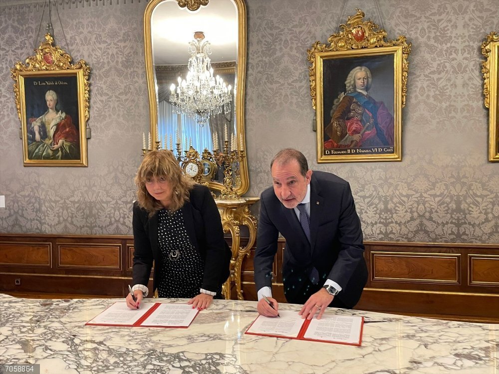 La vicepresidenta segunda y consejera de Memoria y Convivencia, Acción Exterior y Euskera del Gobierno de Navarra, Ana Ollo, y el conseller de Justicia y Calidad Democrática, Ramón Espadaler, durante la renovación del convenio de memoria histórica La vicepresidenta segunda y consejera de Memoria y Convivencia, Acción Exterior y Euskera del Gobierno de Navarra, Ana Ollo, y el conseller de Justicia y Calidad Democrática, Ramón Espadaler, durante la renovación del convenio de memoria histórica