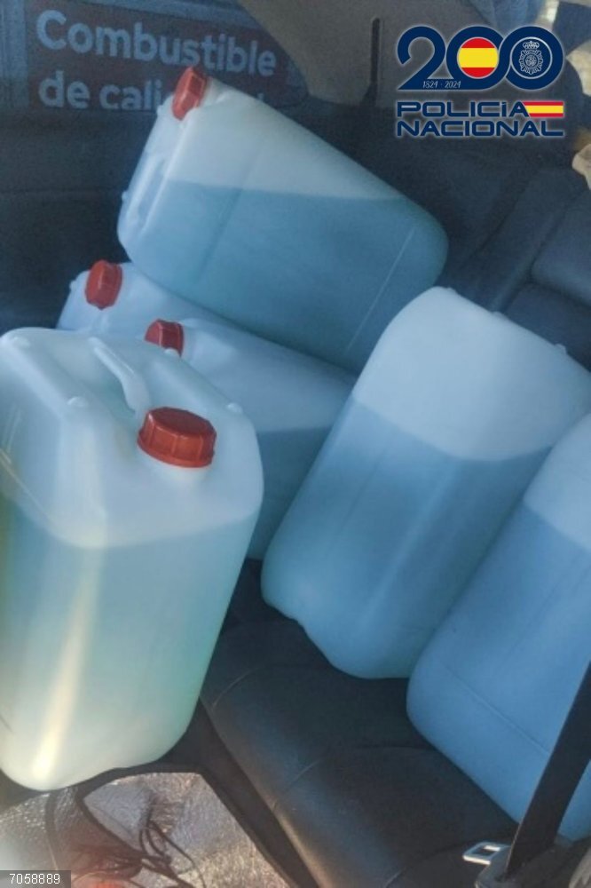 Almería.-Sucesos.-Detenido cuando transportaba 300 litros de combustible, que podrían destinarse al 'petaqueo' Garrafas intervenidas.