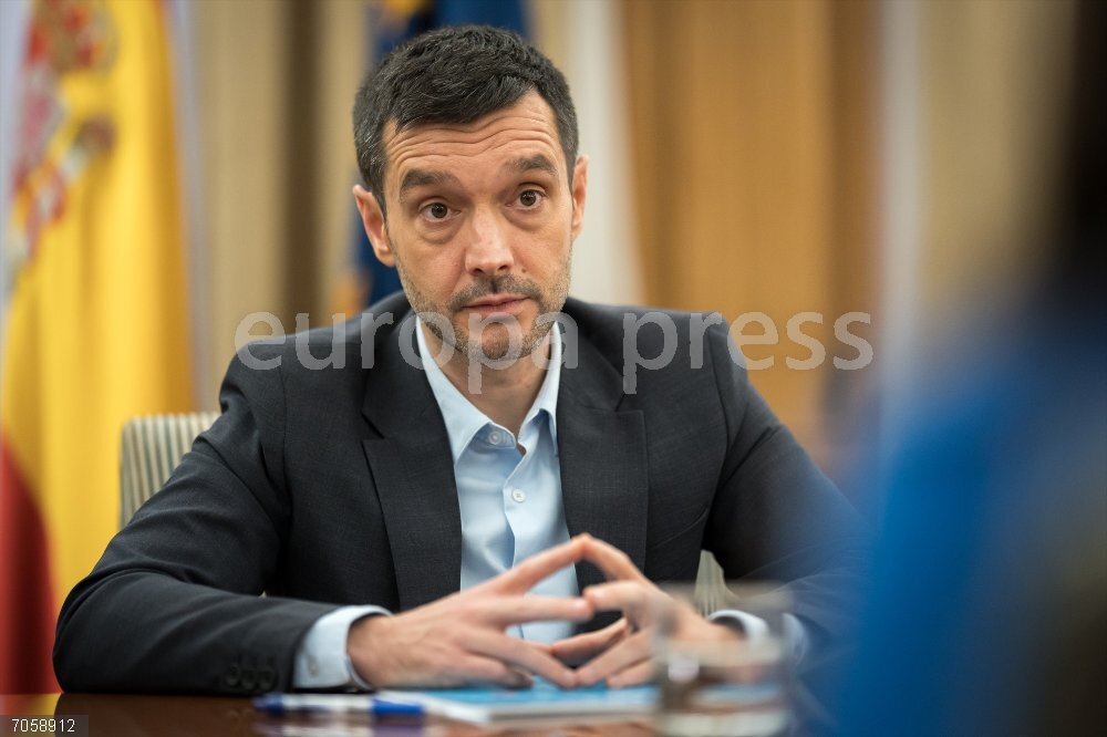 Bustinduy recibe a la directora del Observatori DESCA El ministro de Derechos Sociales, Consumo y Agenda 2030, Pablo Bustinduy, durante una reunión, en el Ministerio de Derechos Sociales, Consumo y Agenda 2030, a 27 de octubre de 2025, en Madrid (España). Escorihuela presenta el informe del Observatori DESCA sobre las Cláusulas y prácticas abusivas de los contratos de alquiler y compraventa de vivienda. El Ministerio de Consumo ha propuesto sancionar a la plataforma Alquiler Seguro con 3,6 millones de euros por vulnerar los derechos de los consumidores.
