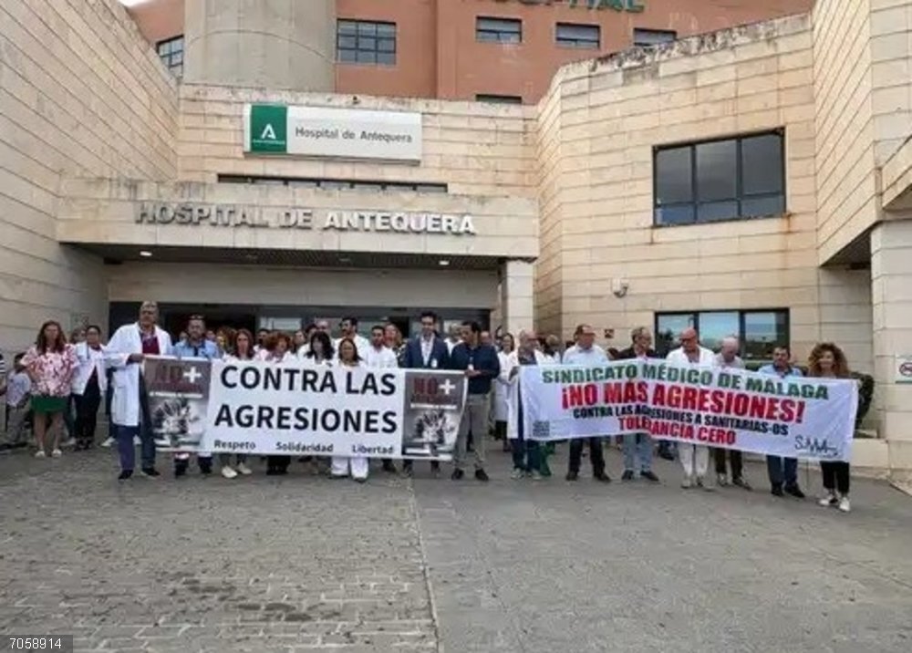 Málaga.- Sucesos.- Amenazan a una radióloga del Hospital de Antequera mientras realizaba una ecografía de mama Concentración en el Hospital de Antequera tras una agresión a una médica