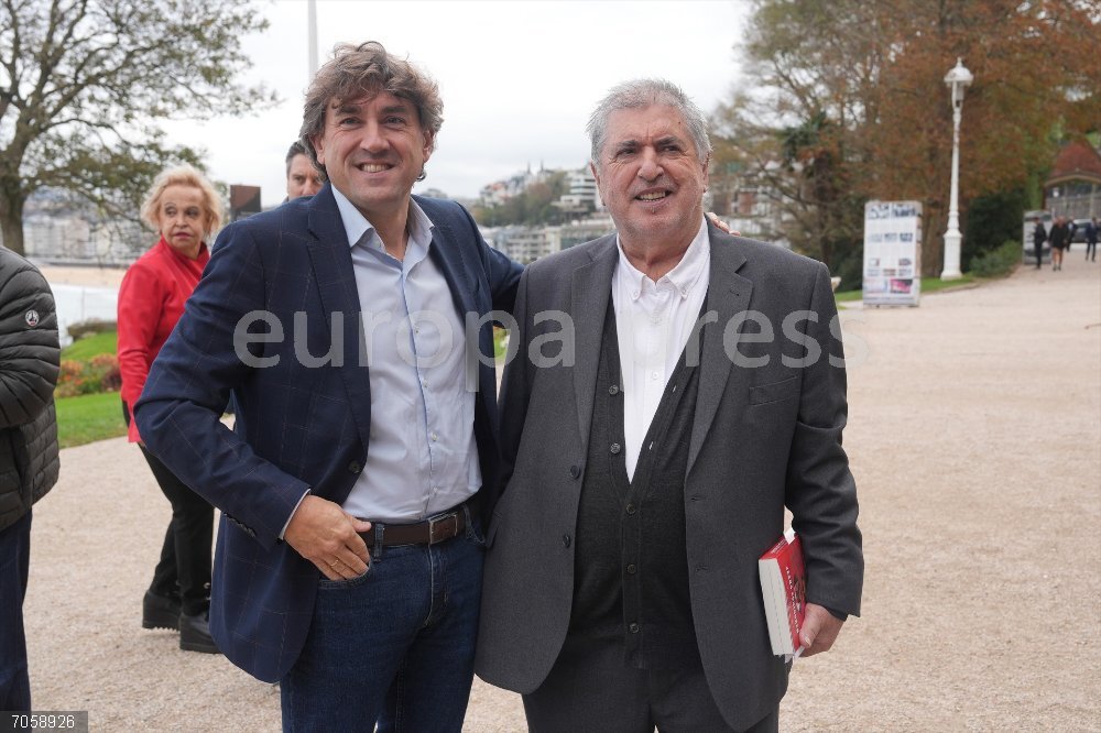 Presentación del libro ‘Memorias Políticas’ de Jesús Eguiguren El secretario general del PSE-EE, Eneko Andueza, participa en la presentación del libro del expresidente del PSE-EE, Jesús Eguiguren, 'Memorias Políticas’ a 27 de octubre de 2025, en San Sebastián, País Vasco (España). El libro titulado 'Memorias Políticas. El infierno de la transición vasca. Reflexiones. El fin de ETA según ETA', trata sobre el fin de la violencia por parte de la banda terrorista ETA