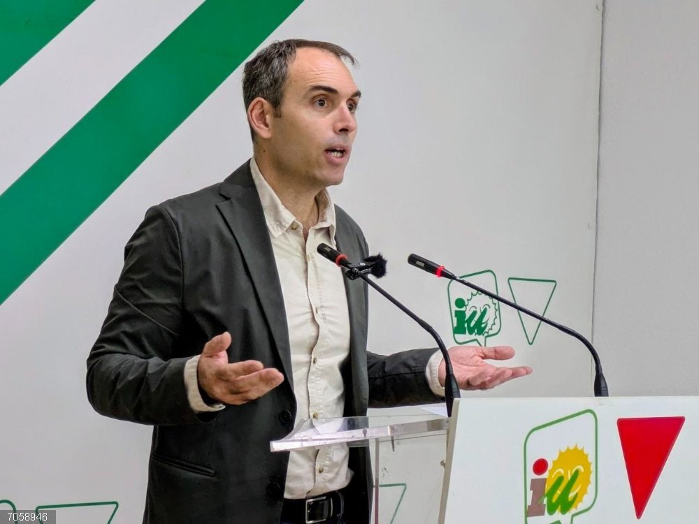 IU-A acusa a Moreno de "aplicar el mismo manual" que Ayuso y Mazón: "Negar, mentir, confrontar y atacar a las víctimas" El coordinador regional de IU-A, Toni Valero, en rueda de prensa.