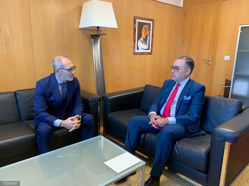 Bernal aborda con el decano del Colegio de Abogados de Oviedo la mejora de la aplicación del Protocolo de Conformidades El fiscal superior del Principado de Asturias, Gabriel Bernal del Castillo, y el decano del Ilustre Colegio de Abogados de Oviedo, Antonio González-Busto Múgica.
